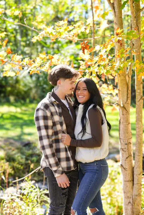 Mini Sessions & Seasonal — Fall session — couple in foliage