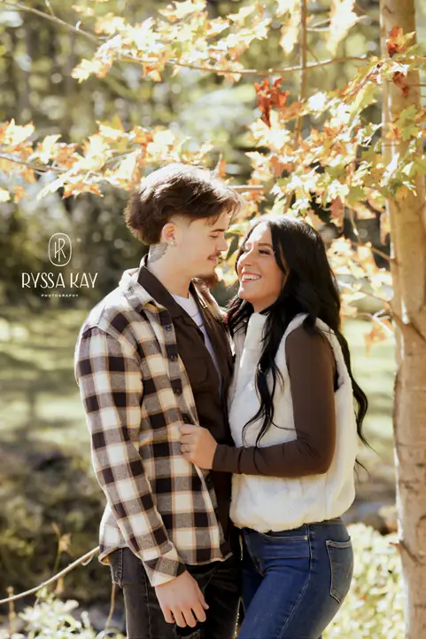 Mini Sessions & Seasonal — Fall session — couple in foliage